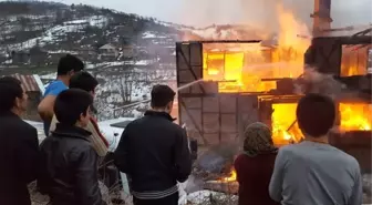 Köy Muhtarının Evi Alev Alev Yandı