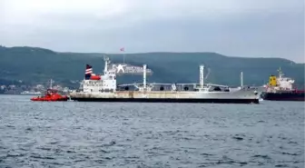 Çeşme'de Çevreyi Kirleten Gemi Çanakkale'den Geçti