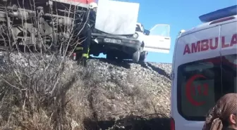 Yük Treni, Otomobil ile Çarpıştı: 3 Yaralı