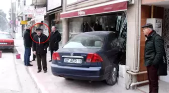 79 Yaşındaki Sürücü, Otomobiliyle Giyim Mağazasına Daldı