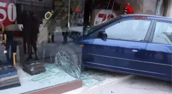 Burdur 79 Yaşındaki Sürücü, Otomobiliyle Giyim Mağazasına Daldı