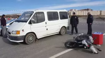 Minibüs ile Motosiklet Çarpıştı: 1 Yaralı