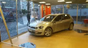 Fren Yerine Gaza Basınca Mağaza Vitrinine Çarptı
