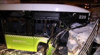 Karda Kayan Halk Otobüsü Duvara Girdi: 1 Yaralı