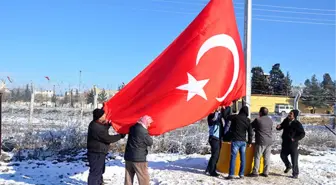 Akçakale'de Suriye Sınırına Dev Türk Bayrağı