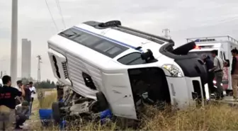 Mersin'de Yolcu Minibüsü ile Servis Çarpıştı: 12 Yaralı