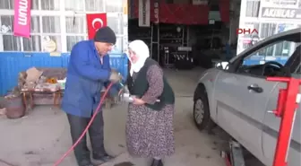 Sandıklı Kolu Kırılmasına Rağmen Lastik Tamirciliğini Sürdürüyor