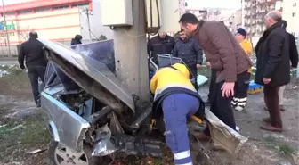Elektrik Direğine Çarpan Otomobilin Sıkışan Sürücüsü Güçlükle Çıkarıldı