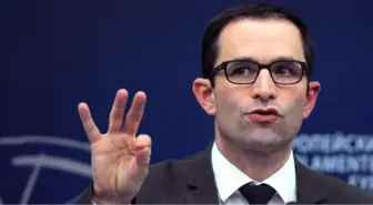 Fransa'da Sosyalistlerin Cumhurbaşkanı Adayı Benoit Hamon Oldu