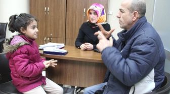 Küçük Şevval Engelli Babasının Duyan Kulağı, Konuşan Dili Oluyor