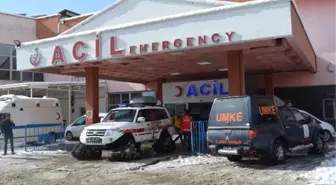 Yolu Kardan Kapanan Köydeki Hasta Çocuk Paletli Ambulansla Kurtarıldı