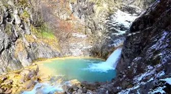 Doğal Soda'dan Oluşan 'Mavi Göl' Görenleri Kendine Hayran Bırakıyor.