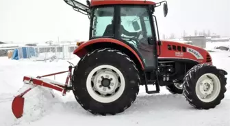 Kars'ta Kar Temizliğine Traktörlü Çözüm