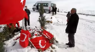 Şehit Polis Sekin'in Babası Oğlunun Kabrini Ziyaret Etti