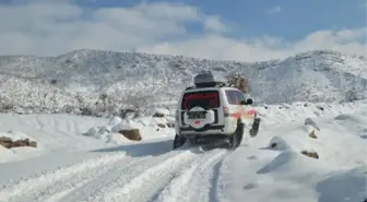 Yolu Kardan Kapanan Köydeki Hasta Çocuk Paletli Ambulansla Kurtarıldı