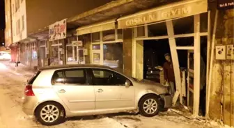 Buzda Kayan Otomobil İş Yerine Girdi