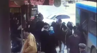 Buzda Kayan Otomobil Otobüs Durağına Daldı: 1 Ölü, 1 Yaralı