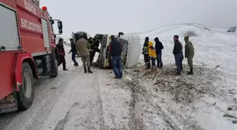 Kahta'da Kamyonet Şarampole Devrildi: 4 Yaralı