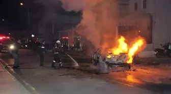 Otomobil sokak ortasında alev alev yandı olay anı saniye saniye kaydedildi