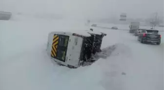 Samsun'da Buzdan Kayan Minibüs Devrildi: 5 Yaralı