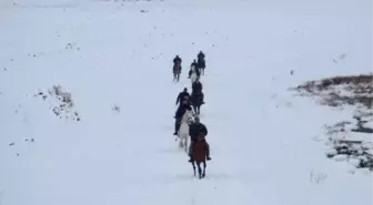 Elektriklerin Kesildiği Bölgeye At Sırtında Ulaştılar