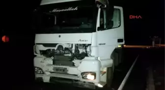 Izmir - Tır Ile Çarpışan Otomobildeki 3 Kişi Öldü