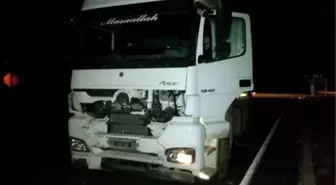 Tır ile Çarpışan Otomobildeki 3 Kişi Öldü