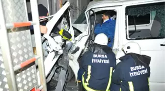 Alkollü Sürücü, Tır'a Çarptığı Kamyonetinden Güçlükle Çıkarıldı