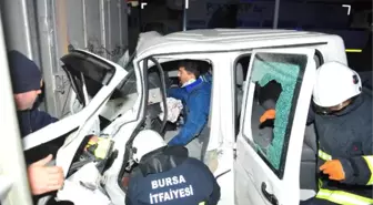 Alkollü Sürücü, Tır'a Çarptığı Kamyonetinden Güçlükle Çıkarıldı