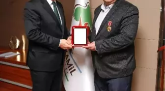 Belediye Başkanı Rıdvan Fadıloğlu'na Teşekkür Plaketi