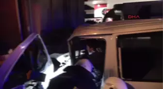 Bursa Alkollü Sürücü, Tır'a Çarptığı Kamyonetinden Güçlükle Çıkarıldı