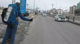 İki Kafadar Otostop Çekerek 2 Yılda 60 İl ve 4 Ülke Gezdi