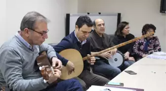 Bir Ellerinde Neşter, Bir Ellerinde Saz