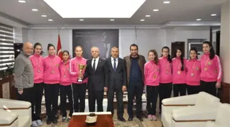 Şampiyon Kızlardan Başkan Kayda'ya Ziyaret
