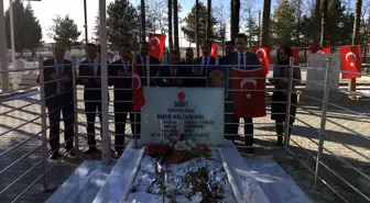 Bakanlık Yetkililerinden Ömer Halisdemir'in Kabrine Ziyaret