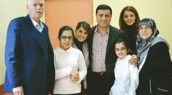 Demirtaş'ın Eşi ve Çocuklarıyla Cezaevinde Çekilen Fotoğrafı İlk Kez Yayınlandı