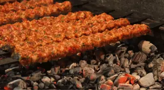 FETÖ'den Aranan FEM Ortağı, Kebapçıda Paketçilik Yaparken Yakalandı