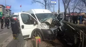 Kadıköy'de PTT Aracı Kaza Yaptı: 1 Yaralı