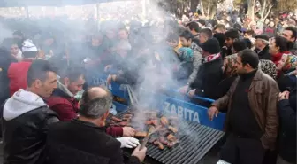 Dağıtılan Sucuk-Ekmek Olunca Vatandaş da Hücum Etti