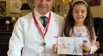 7 Yaşında Sakat Kalmasını Önleyen Doktoruna Resimle Teşekkür Etti