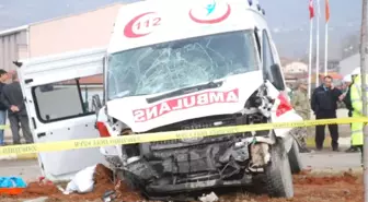 Ambulans, Kavşakta Minibüsle Çarpıştı: 2 Ölü, 4 Yaralı