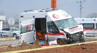 Ambulans ile Hafif Ticari Araç Çarpıştı: 2 Ölü, 4 Yaralı