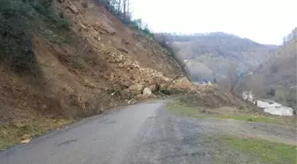 Heyelan İlçeyi Beldeye Bağlayan Yolu Trafiğe Kapattı