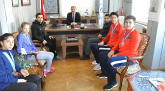 Başarılı Sporculardan Müdür Sadık Ölçen'e Ziyaret