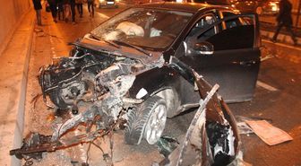 Otomobil Korkuluklara Çarptı, Motoru 100 Metre İleriye Fırladı