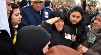 Şehit Üsteğmen Koçoğlu'nu, Annesi Asker Selamıyla Uğurladı