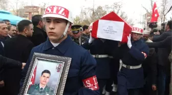 El Bab'da Sürdürülen Operasyonda Şehit Olan Üsteğmen Tarık Koçoğlu'nun Birliğindeki Askerler...