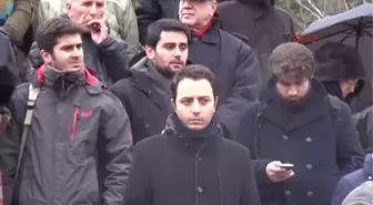 Ihraç Edilen Profesörden Kar Yağışı Altında Ders