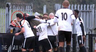 İngiltere'de Corby Town Forması Giyen Jason Lee, Taraftarın Birasını İçti