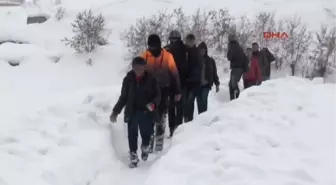 Muş Öğrenciler, Köy Yolu Açılmayınca Muş'a Yürüyerek Gitti